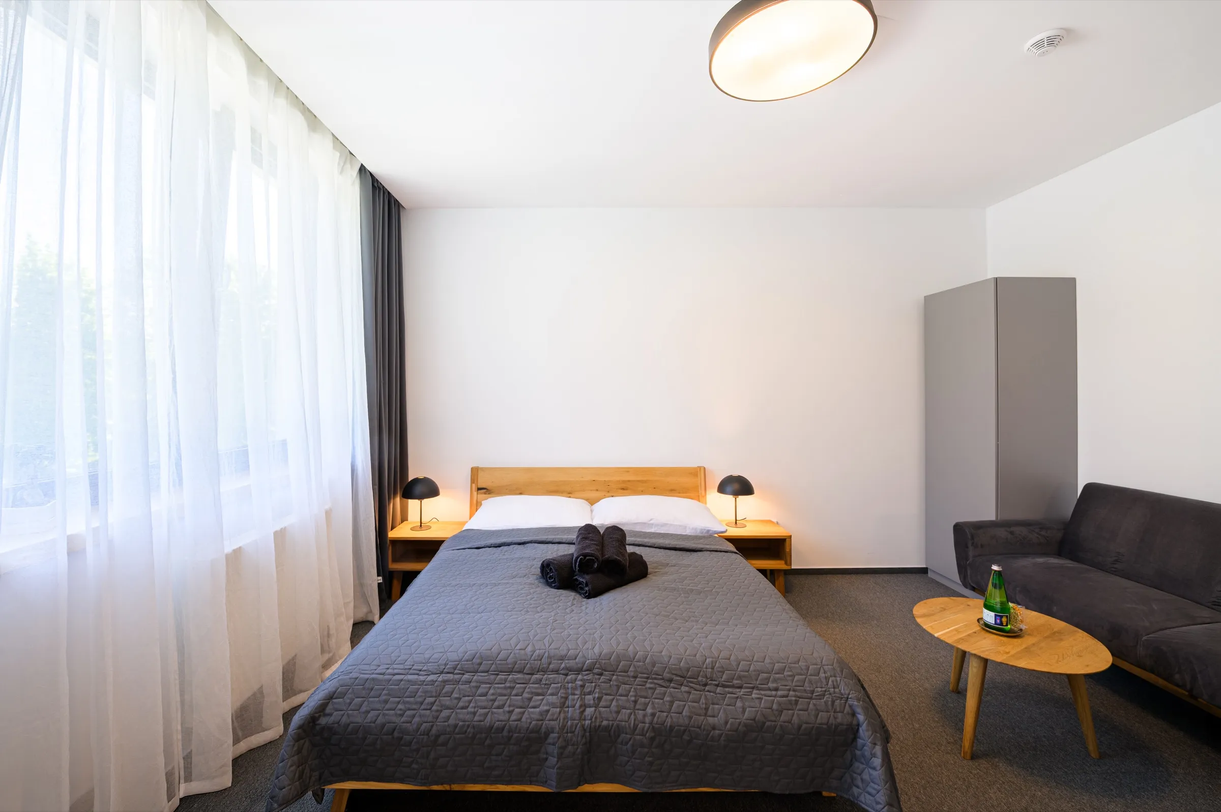 Svetlý apartmán vo Vile Matliare s manželskou posteľou