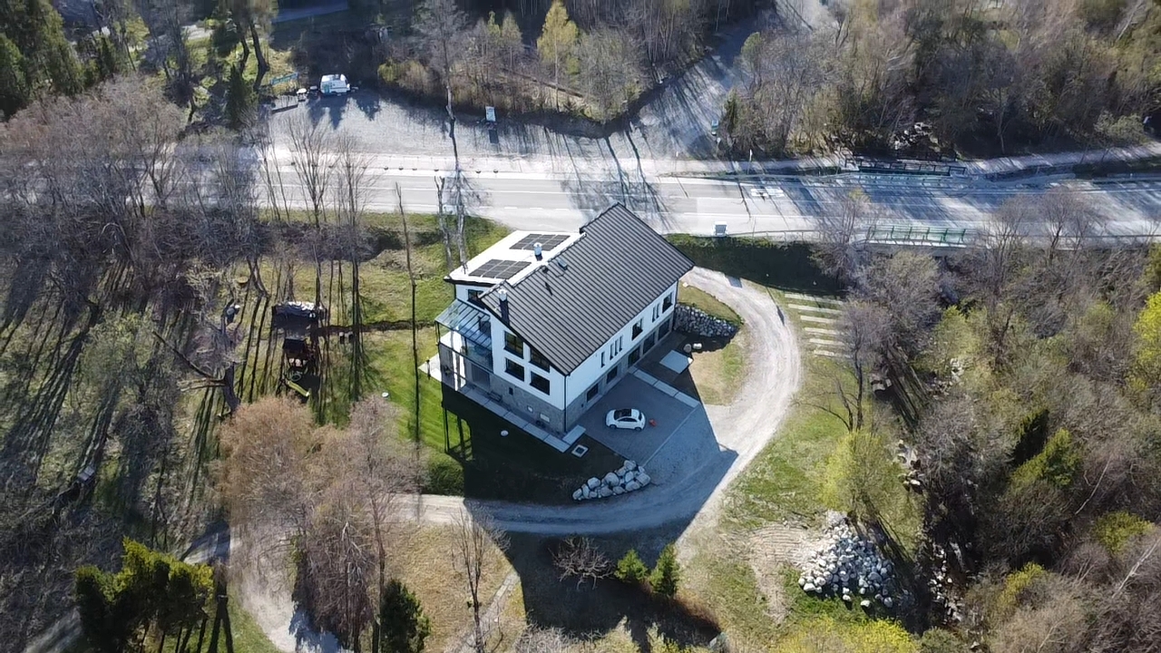 Letecký pohľad na Vila Matliare, príjazdovú cestu a parkovaciu plochu