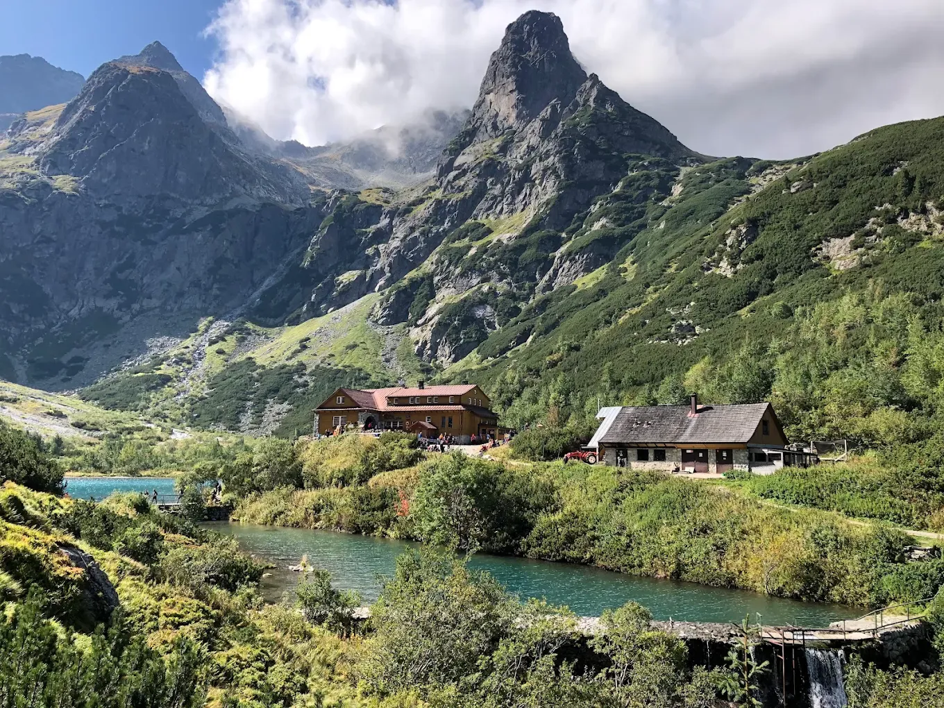 Zelené pleso obklopené skalnými štítmi Vysokých Tatier